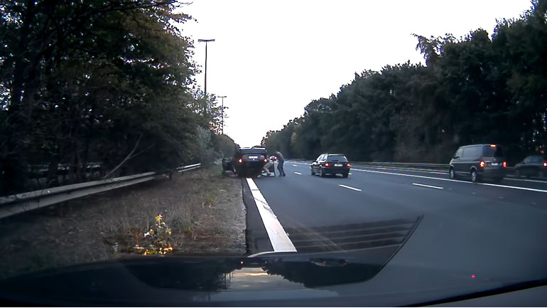 Έφερε τούμπα στη μέση της εθνικής οδού!